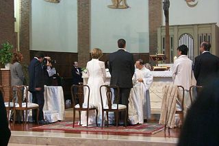 The attentive couple and the witnesses