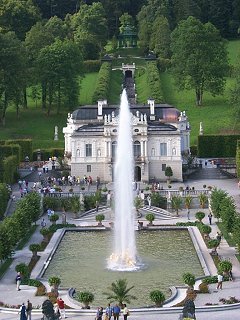 The fountain in full glory.